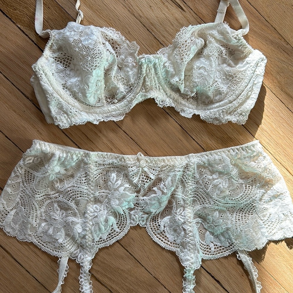 Vintage 70s 80s Gold Label Victoria’s Secret Ivory Garter Belt and Bra 32C